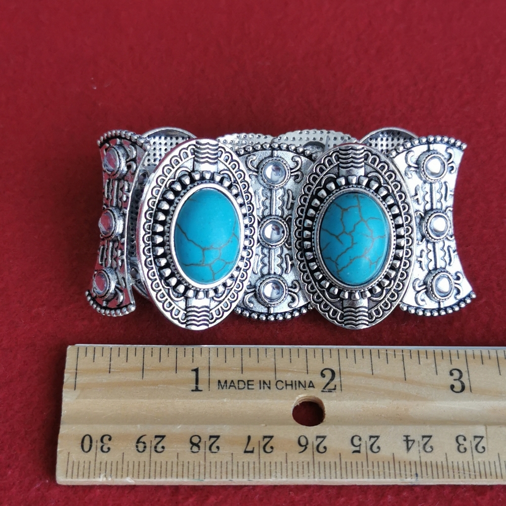 #21~NWOT. Elastic turquoise bracelet.